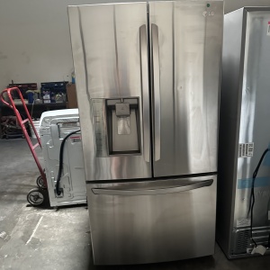 PRE-OWNED LG STAINLESS FRENCH DOOR BOTTOM FREEZER 