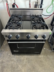 PRE-OWNED VIKING PROFFESIONAL SERIES STAINLESS STEEL 4- BURNER 30" GAS RANGE