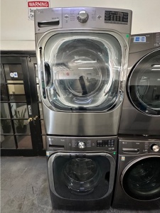 PRE-OWNED LG FRONT LOAD WASHER AND GAS DRYER SET