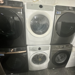 PRE-OWNED ELECTROLUX WHITE FRONT LOAD WASHER AND GAS DRYER SET