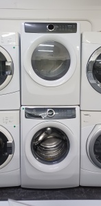 ELECTROLUX WHITE FRONT LOAD WASHER AND GAS DRYER SET 