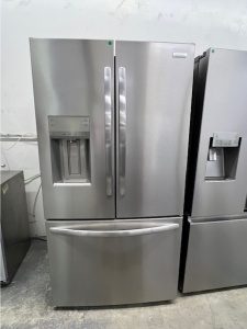 NEW-Frigidaire 27.8-cu ft French Door Refrigerator Ice Maker, Water and Ice Dispenser 