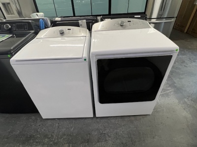 PRE-OWNED MAYTAG BRAVOS XL TOP LOAD IMPELLER WASHER AND GAS DRYER SET 