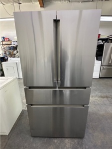 PRE-OWNED Bosch Counter-depth 800 Series 21-cu ft 4-Door French Door Refrigerator with Ice Maker 