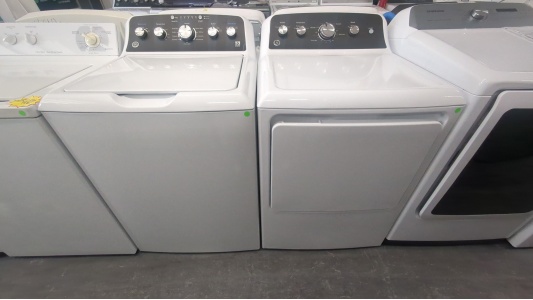 New-GE 4.5 cu. ft. Capacity Washer & Electric Dryer (White)