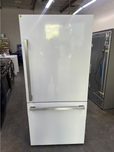 Like New Open Box Hisense 17.2-cu ft Counter-Depth 32-in Wide Bottom-Freezer Refrigerator (White)