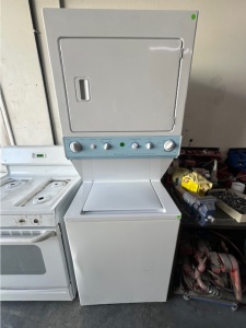 Pre-Owned Frigidaire 27 in. Gas Laundry Center (White) Model #FGX831FS