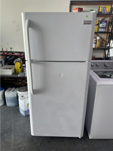 PRE-OWNED Frigidaire 30 Inch Top-Freezer Refrigerator with Store-More Crispers, White 18CUFT.